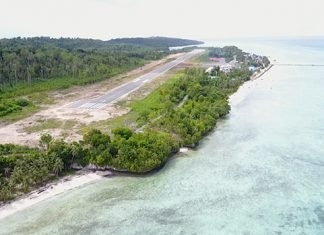 Mengintip Indahnya Bandara Maratua di Kepulauan Derawan Dari Atas bandara maratua